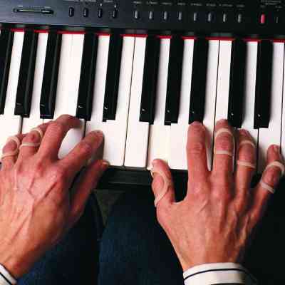 Oval-8 finger splints worn while playing piano.jpg