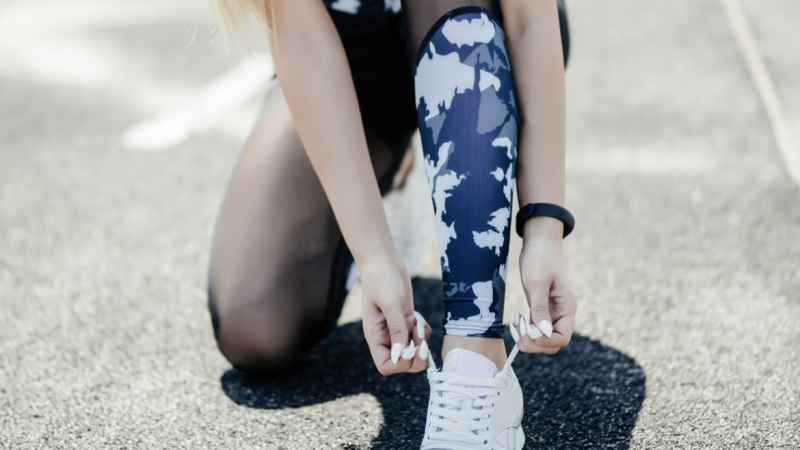 Le calze elastiche: strumenti preventivi e terapeutici per la salute delle gambe