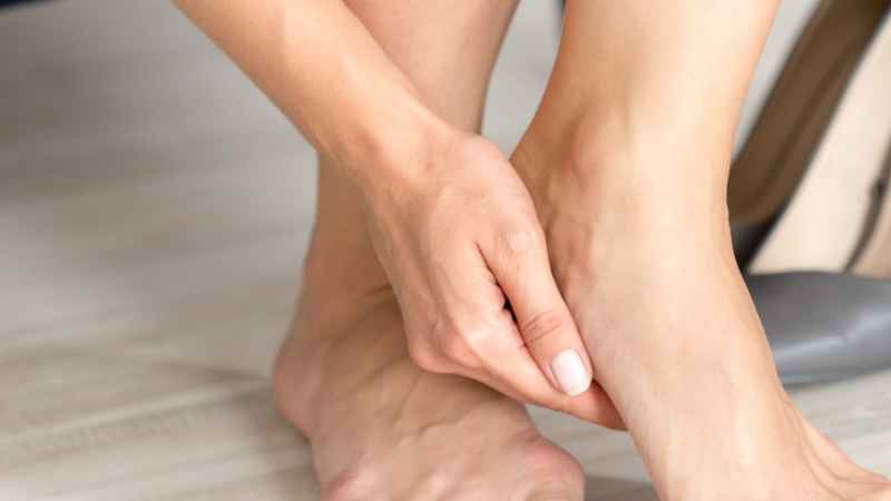 L'Alluce Valgo: Cause, Sintomi e Trattamenti