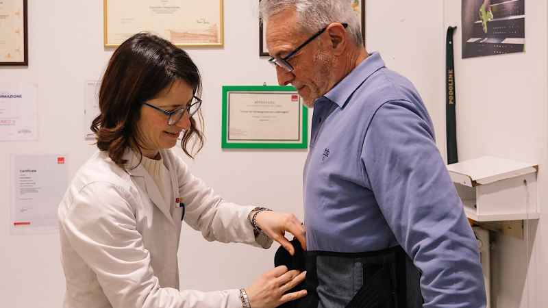 Mal di schiena: busti ortopedici e postura corretta