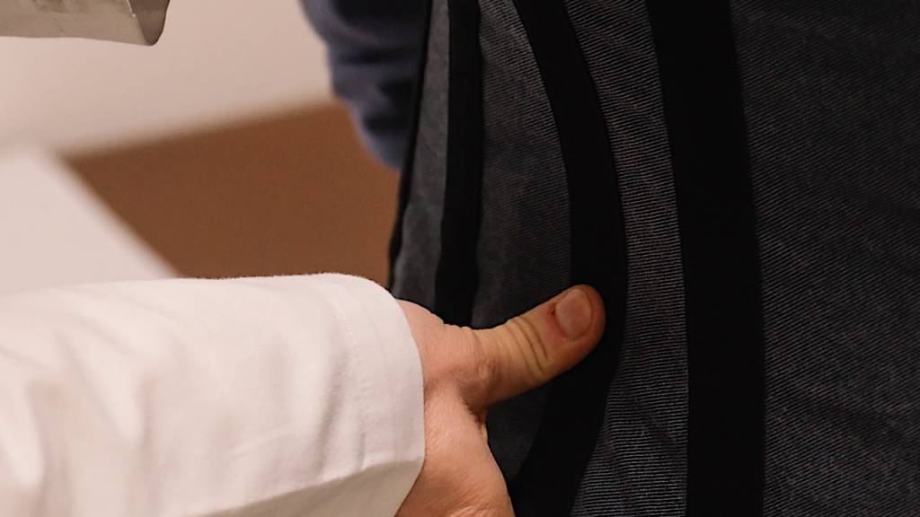 Dolore alla schiena e lombalgia: cause, sintomi, rimedi e quando rivolgersi a uno specialista
